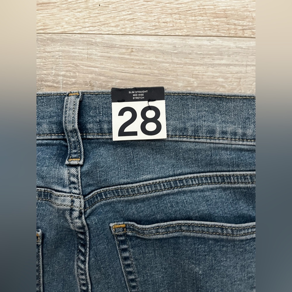 NWT GAP Women’s Classic Mid Rise Straight Jeans Medium Wash - Size 28/6 - Picture 8 of 8